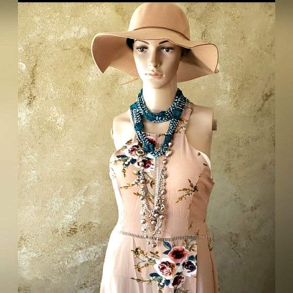 Light for Fashion Dress Tan & a pretty flower pattern Size M to L  NWT - Picture 4 of 8